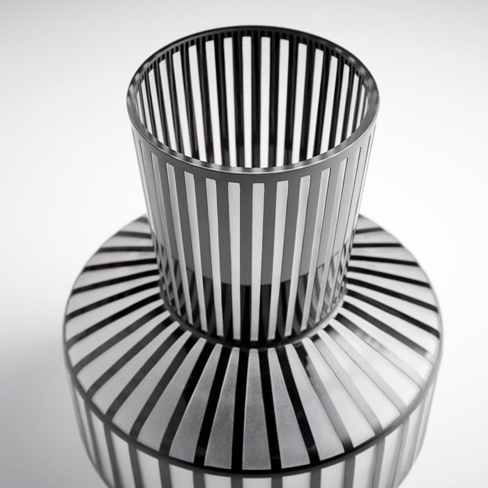 Cyan 10875 Vase, Black