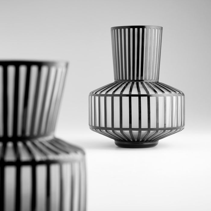 Cyan 10875 Vase, Black