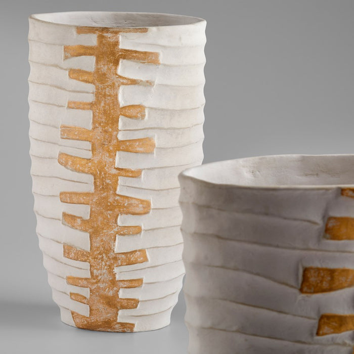 Cyan 10672 Vase, White And Gold