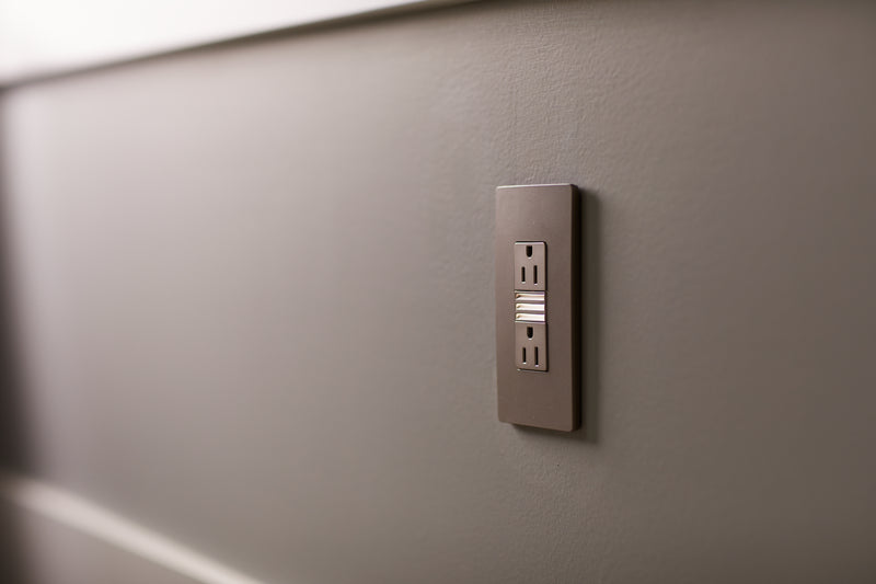 Legrand NTL885TRNICC6 Tamper-Resistant Outlet with Night Light, Nickel