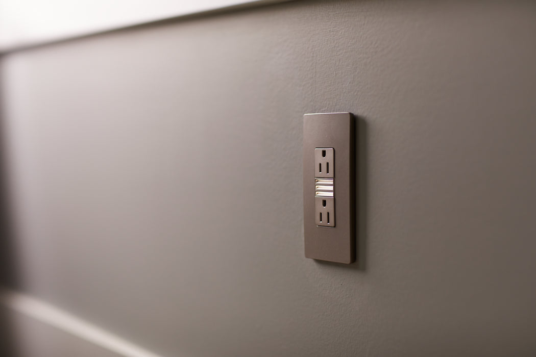 Legrand NTL885TRNICC6 Tamper-Resistant Outlet with Night Light, Nickel