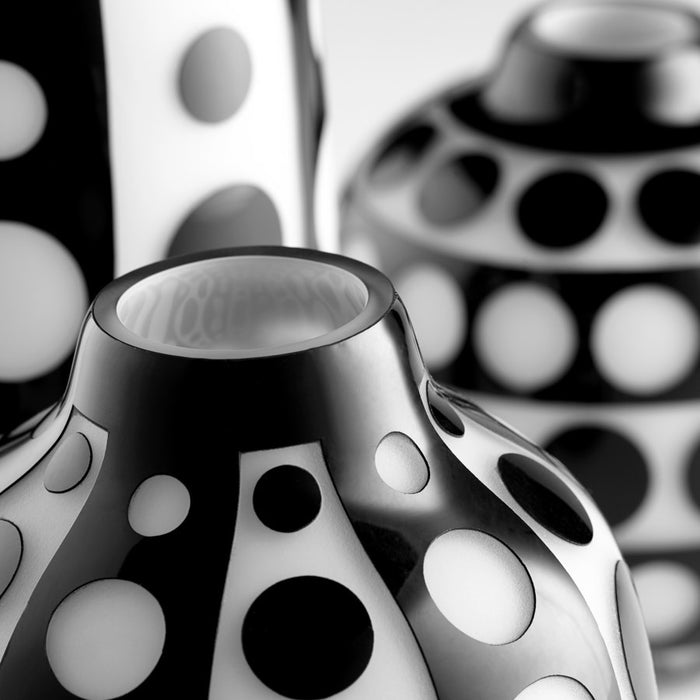 Cyan 11088 Vase, Black And White